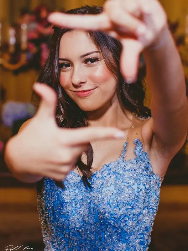 Debutante fazendo moldura com as mãos