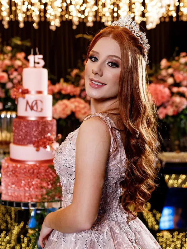Debutante ruiva com coroa